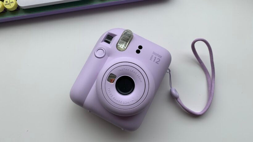 6 Alasan Kamera Fujifilm Instax Mini 12 Wajib Masuk Daftar Bawaan Liburan Akhir Tahun Kamu