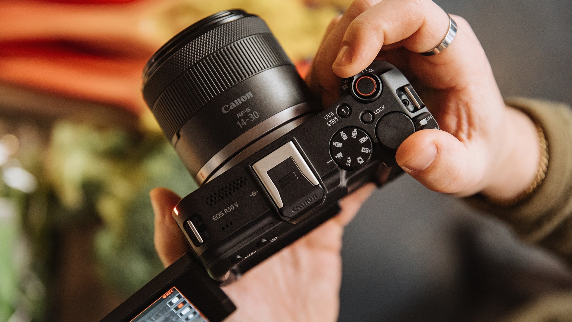 6 Alasan Canon EOS R50V Jadi Salah Satu Kamera Vlog Terbaik di 2025