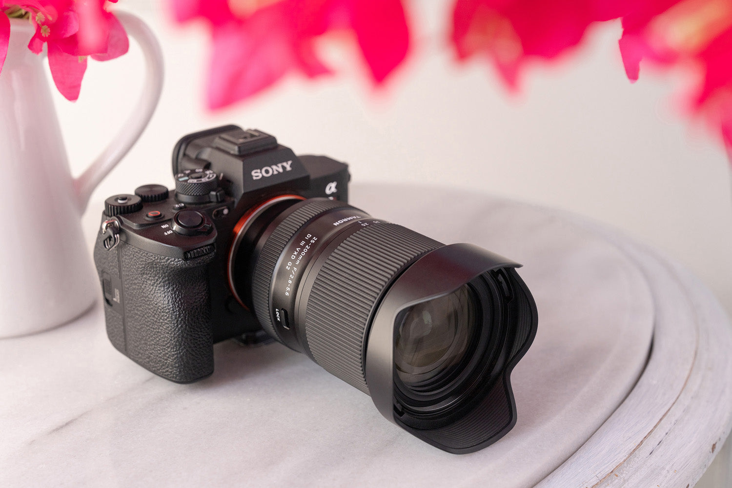 Tamron Beri "Kejutan" Lewat Update Firmware: Lensa 25-200mm Bisa Jadi Setengah Makro