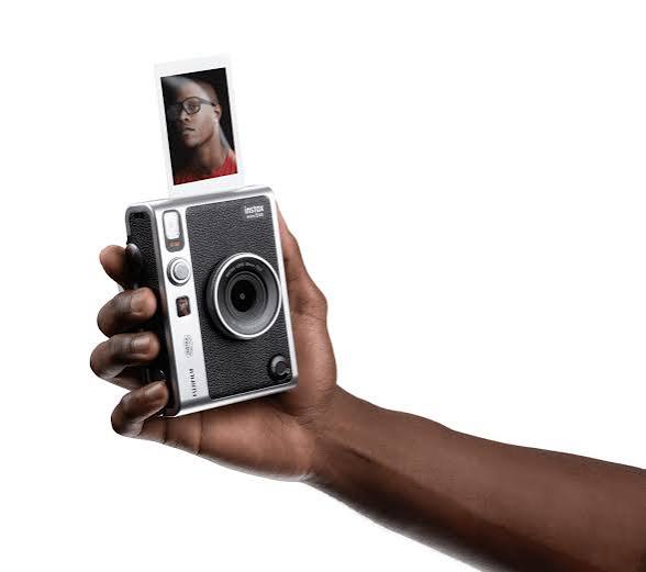 Candid Bareng Teman Jadi Estetik: Bikin Momen Lebih Hidup dengan Instax Mini Evo