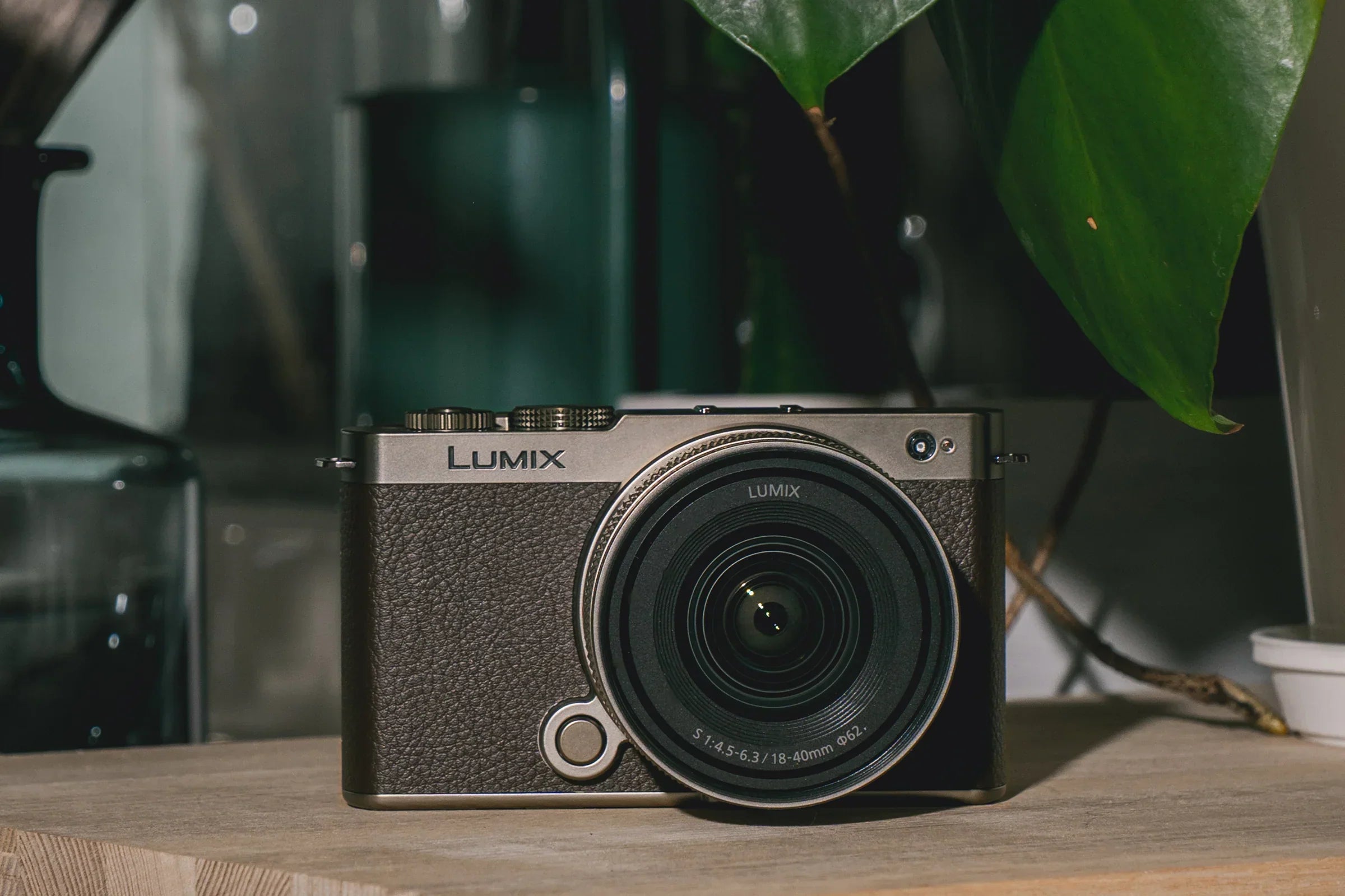 Lumix S9 Titanium Gold: Perpaduan Gaya Mewah dan Performa Profesional