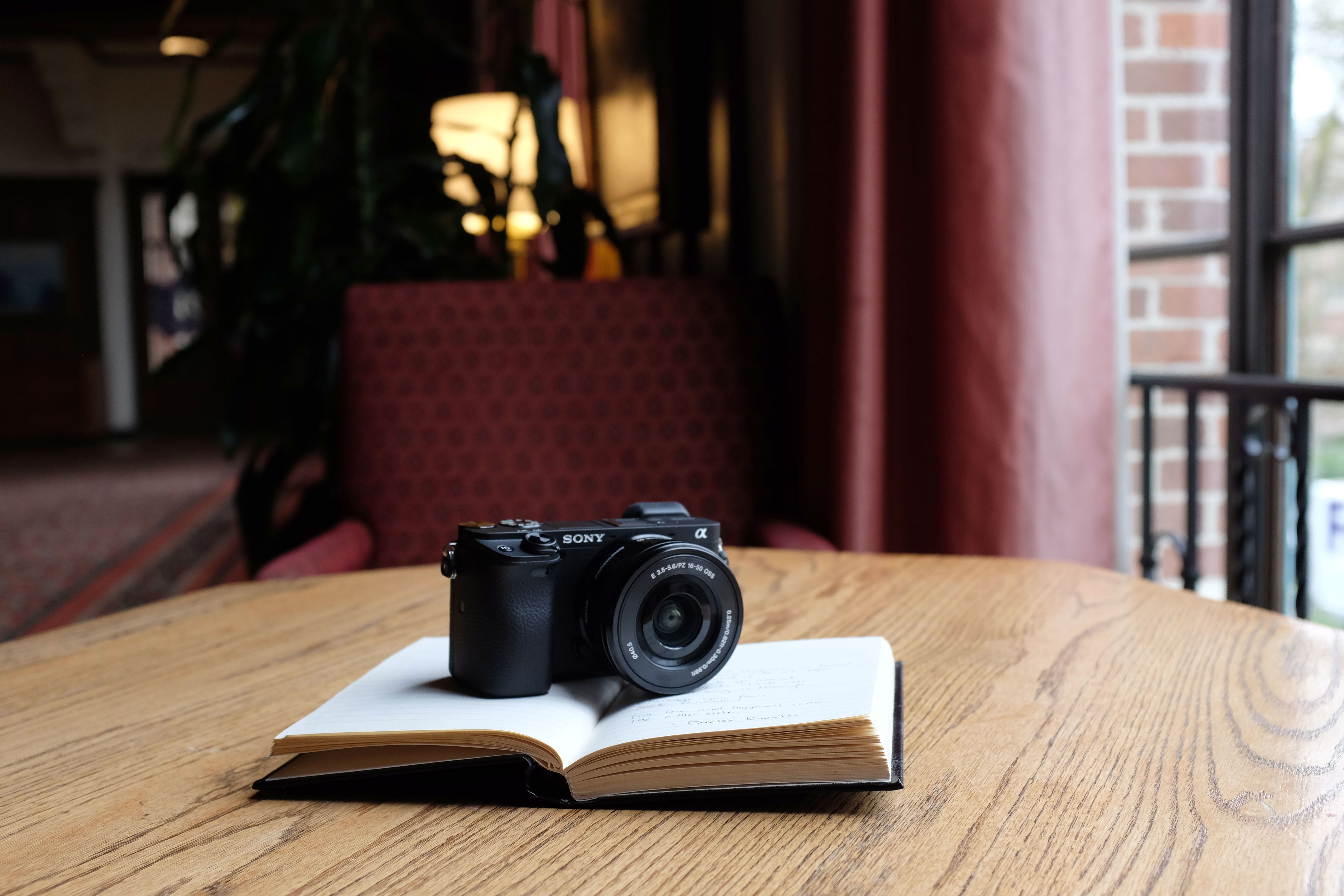 Sony a6400 + Lensa E PZ 16-50mm f3.5-5.6 OSS II: Paket Kamera Pemula Untuk Konten Foto & Video Keren