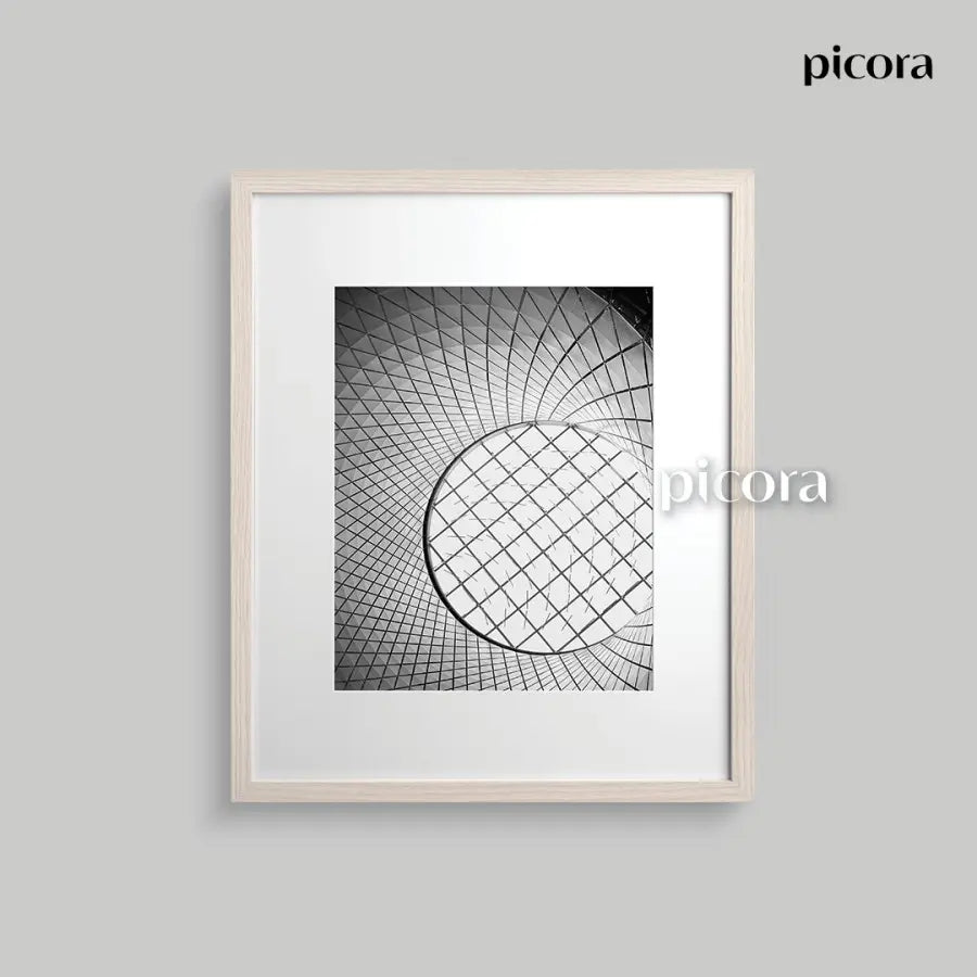 Picora Arte Wall Frame 16R matted to 11R Oak